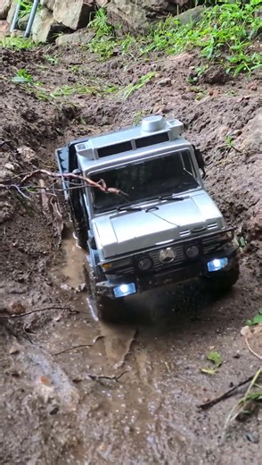 Jjrc c8823 crawls through deep muddy puddle!
