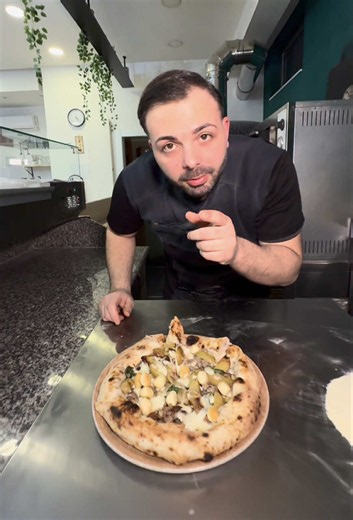 Grande pizza fatta in casa: ricetta e segreti delle origini
