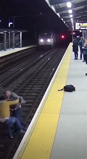 Breaking news city train station – usa 5:19 pm a terrifying moment unfolded at a busy train station today after a man reportedly fell onto the train tracks as a train was approaching. witnesses say the man appeared unable to climb back up, sparking panic from people on the platform. in a split-second decision, another man jumped down onto the tracks, grabbed him, and helped lift him back to safety just moments before the train arrived. several bystanders rushed forward to assist, pulling the man