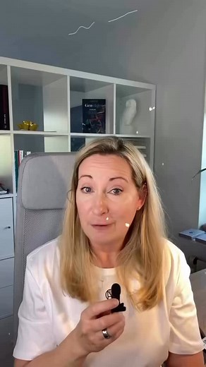 🚫🍽️ Vad händer egentligen i kroppen när du fastar? Fasta är så mycket mer än att bara hoppa över en måltid – det är en kraftfull signal till kroppen att städa, läka och förnya sig själv! ✨ Under fastan aktiveras processer som autofagi, fettförbränning och hormonell balans som kan främja både din energi, hjärnhälsa och långsiktiga välmående. 🔍 Nyfiken på hur du kan använda fasta som verktyg för hälsa och prestation? Den här reelen förklarar vad som verkligen händer bakom kulisserna i kroppen n