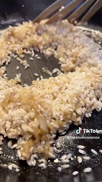 ✨Simple Risotto Recipe✨ Even if you said you didn’t like risotto, I’d Arborio no resentment towards you. Get it? Because risotto is made with Arborio…and harbor sounds like Arborio..and…anyway 😅. I promise you this risotto recipe is definitely better than my puns and will have you feeling like a master chef 🧑‍🍳 with minimal skills and effort. This creamy Italian dish is known for its texture and indulgent flavor, and this simple risotto recipe will rice to the occasion (last pun, I promise!!)