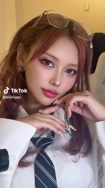 首の筋に注意！メイクアップチュートリアル