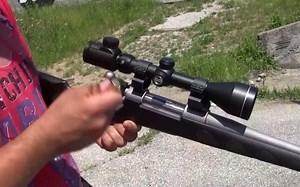 配备瞄准镜的扎斯塔瓦M70栓动步枪，靶场实弹射击测试