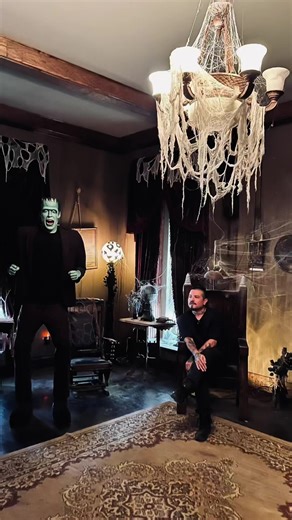 𝕿𝖍𝖊 𝕸𝖚𝖓𝖘𝖙𝖊𝖗𝖘 𝕸𝖆𝖓𝖘𝖎𝖔𝖓 🦇💀🎃 I want to thank Sandra for having me here at THE MUNSTER MANSION I really loved every moment and I told her many times that I wanted to stay and live here FOREVER!! lol The Munster Mansion is the proud home and hard work of Sandra & Charles McKee. The Munster Mansion is a replica #themunstersfamily #themunsters1964 #themunstersmansion #hermanmunster #eddiemunster #lilymunster #allewis