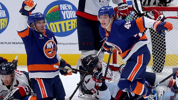 Matthew Schaefer scores his first NHL goal