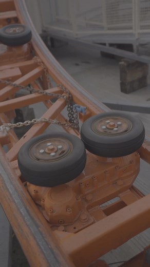 Wenn Du den Olympia Looping bei Nacht siehst, fühlt sich alles ein bisschen magisch an ✨🌙 Die Loopings leuchten, die Farben tanzen im Dunkeln und plötzlich spürst Du diese besondere Winterenergie ❄️💙 Ein Moment voller Licht, Kälte, Sound und Vorfreude, der Dich tief berührt und in Dir diesen Wunsch weckt: „Ich will das selbst erleben.“ Winter Wonderland zeigt nachts seine intensivste Seite – ein Ort, der Dich bewegt, bevor Du überhaupt fährst 🎢😍 ✨ Seeing the Olympia Looping at night feels tr