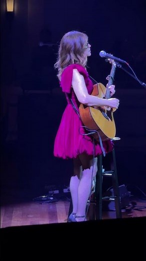 Lisa Loeb performing STAY (I MISSED YOU) at the Allied Solutions Center in Carmel, IN 11/8/2025