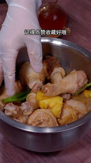 菠萝和鸡腿搭配在一起，没想到这么好吃，酸酸甜甜，太香太好吃了#菠萝鸡腿#电饭锅美食#美食教程
