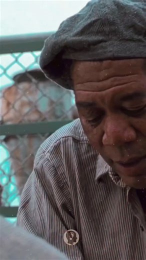 FERO on Instagram: "🎬 Esaretin Bedeli (The Shawshank Redemption), 1994 yapımı bir dram filmidir. Frank Darabont’un yönettiği film, Stephen King’in bir hikâyesinden uyarlanmıştır. Başrollerde Tim Robbins ve Morgan Freeman yer alır. Film, bir adamın hapse düşmesiyle başlayan ve yıllar süren bir dostluk, sabır ve umut hikâyesini konu alır. İnsan ruhunun direnci, özgürlük arayışı ve umudun gücü temaları ön plandadır. Zamanla büyük beğeni kazanmış, birçok listede tüm zamanların en iyi filmlerinden b