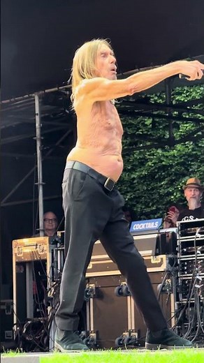 ⚡👕 Iggy Pop – in the Red Hot Chili Peppers orbit – shirtless at 78 and still brutally present