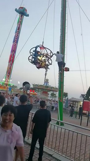 Katapult-mäßig bis zu 50 Meter in die Luft. Eigentlich gehört diese Bungee-Kugel zu den Highlights eines Vergnügungsparks im Ost-chinesischen Dalian. Doch bei einem Pärchen wird die Spaß-Fahrt zum Alptraum. #china #dalian #bungee #vergnügungspark #alptraum | Bild