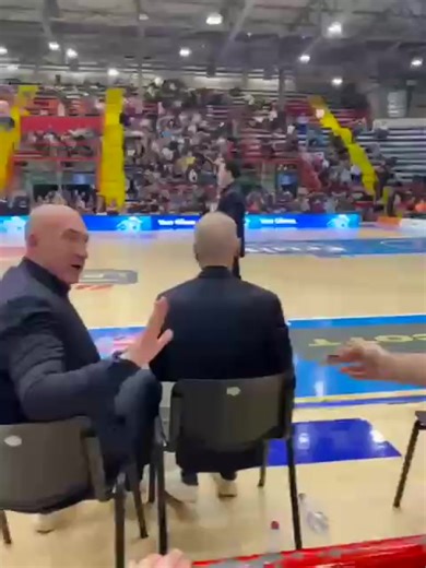 ⚠️⚠️⚠️ Non esistono giustificazioni per una cosa del genere, soprattutto se arriva da chi rappresenta la società. Una società sportiva deve dare l’esempio, sempre. E fa ancora più rabbia se poi si sentono frasi come “band e sciemm comm’ a vuje”. Perché quei “vuje”, quelle persone sugli spalti, sono esattamente quelli grazie ai quali questa squadra ha un seguito. Senza i tifosi, probabilmente questa squadra non la seguirebbero neanche le mamme dei giocatori. Attendiamo scuse e dimissioni. #viral 