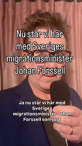 Nu står vi här med Sveriges migrationsminister Johan Forssell. | Jörgen Astonson