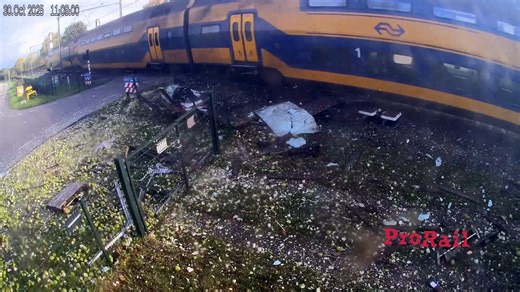 ProRail on Instagram: "❌Waarschuwing: dit zijn schokkende beelden Het ging gisteren flink mis bij een beveiligde spoorwegovergang in Meteren, en de beelden van de aanrijding zijn heftig om te zien. Er raakten vijf mensen lichtgewond. 👉 Belangrijkste advies: Rijd door de slagboom als je vast komt te staan. We kiezen er bewust voor om de beelden te delen. Dit doen we samen met Transport en Logistiek Nederland. Het doel is bewustwording te vergroten en gedrag bij overwegen te verbeteren. 🚛Onze op