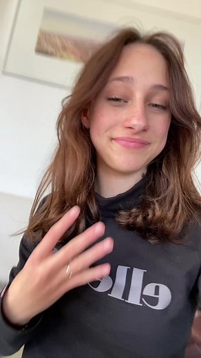 4 Fingers Up Pose: Meaning, Trending Selfie Poses & Hand Signs