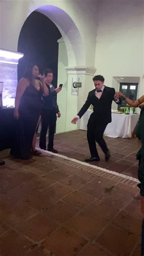 Beautiful traditional dance at the Ilui wedding! Dancing the night away 🥂 #taualuga #siva #samoa #samoas #samoadance #samoadancers | The Traveling Tavern