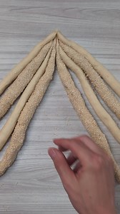 Zopfflecht-Serie Teil 7 Heute zeige ich euch, wie man einen 8-Strang-Zopf flechtet! Er sieht komplizierter aus, als er tatsächlich ist. Wie gefällt er euch? 😉 Welchen Zopf wollt ihr als nächstes sehen? ➡️ Zopf Rezept: https://www.marcelpaa.com/rezepte/butterzopf/ #zopfflechten #achtstrangzopf #flechten #butterzopf #backen #challah #einfachbacken #marcelpaa | EinfachBacken - Marcel Paa