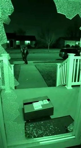 Look how police officers struggle to caught the robber