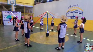 FOLCLORE 2021 • 🎗4º ano - DANÇA DO PAU-DE-FITAS: A também conhecida como Dança das Fitas foi trazida para a Região Sul pelos colonos alemães. Os participantes formam grupos que, dançando, entrelaçam fitas coloridas, formando um trançado em volta do mastro. | Colégio Magnata - Janelinha do Céu