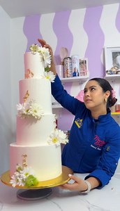 🎂 Pastel de 4 pisos: ¡Todo lo que necesitas saber para lograrlo con éxito! ✨ @nancybajog nos comparte sus mejores tips para armar un pastel de 4 pisos sin problemas: ✅ Refrigera tus bizcochos para evitar colapsos ✅ Usa una base súper gruesa ✅ Estabiliza tu Buttercream con Merengue ENCO para que dure todo el evento ✅ Cada piso debe tener su propia base ✅ No olvides colocar soportes en cada piso #FamiliaENCO, si tienen más tips, déjenlos en comentarios 💬 ¡También cuéntennos si han intentado hace