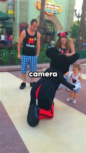 ✨🎬🤯 MICKEY MOUSE HAS A SERIOUS ACCIDENT WITH A FAN—He violently shoved a child down a flight of stai