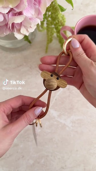 Søde nøgleringe fra Kay Bojesen 🐵🕊️💗 De ikoniske figurer fra Kay Bojesen har fundet vej til de her søde nøgleringe. Perfekte til at give dit nøglebundt et personligt og legende udtryk, eller som en lille gave til én, du holder af. Find dem ved at søg på 'Kay Bojesen nøglering' på imerco.dk 🤗 #imerco #appetitpålivet #kaybojesen #nøglering #danskdesign