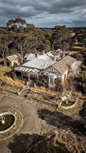 This Old Farmhouse Got a Luxury Glow-Up 🤯🏡 #shorts #build #timelapse #craft #home #usa