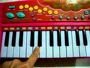 Electronic Keyboard - BARBIE by www.iceandnut.pantown.com