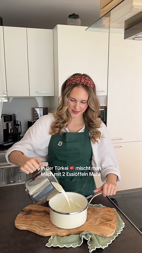 Wer von euch kennt das? 😍 Rezept: Keks-Pudding Kuchen Für die Creme: 800ml Milch 2 EL Speisestärke 3 EL Mehl 170g Zucker 1 EL Butter 1 Pck. Vanillezucker 200g Mascarpone 200ml Schlagsahne Außerdem: Schokokekse 3-4 Packungen Leibnitz 200ml Schlagsahne 160g Zartbitterschokolade 2 EL Kakao Zubereitung: 1. Milch, Speisestärke, Mehl und Zucker in einen kalten Topf geben und vermischen. Unter Rühren bei mittlerer Hitze aufkochen, bis die Masse eindickt. 2. Den Herd abstellen, Butter und Vanillezucker