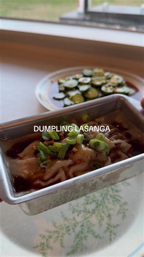 I see why this is viral 🔥 Ingredients 📝 * wonton wrappers * Green onions Fillings: * 1lb ground pork * 4 green onions * 3 garlic cloves * 1 tbsp grated ginger * 3 tbsp soy sauce * 1 tsp sesame oil * 2 tsp chili oil * Splash of vinegar * White pepper Sauce for the top: * 3 tbsp soy sauce * 1 tbsp chili crisp * 1 tsp sesame oil * 1 tbsp rice vinegar * 1 garlic clove #dublpinglasanga #dumpling #dinnerideas #cookwithme #dadlife