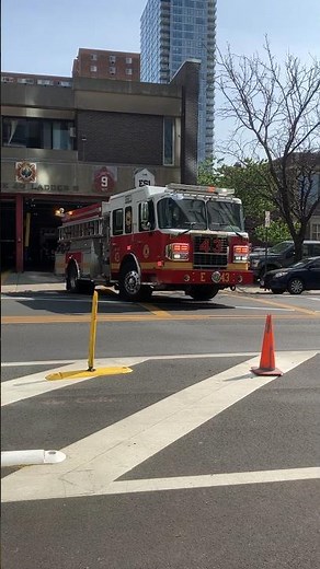 Engine 43 Philadelphia Fire Department responding from Center City federal Q Siren and Bull Horn