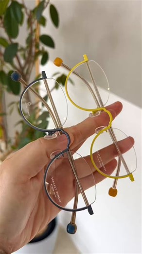 おはようございます(□∀□)Eyewear shop amiは10:00〜19:00まで営業しています。《SEACRET REMEDY》の新作、女性向けアンダーリム超絶好評です！昨日既に2本ご成約をいただきました。全5色ご覧いただけるのは今だけ。気になる方はお早めにご来店ください。アンダーリムは貴重！！