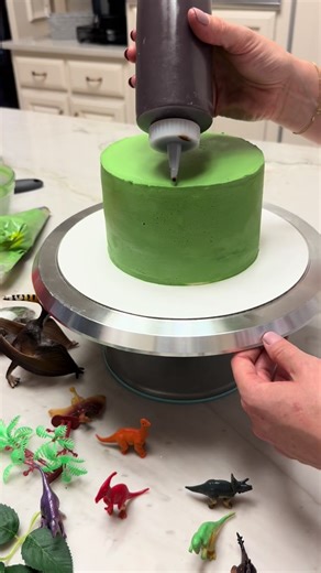 🦖DINO CAKE🦖 Check out these cool dinosaur cakes and cupcakes I made for a birthday party! #dinosaur #dinosaurcake #dinocake #cake