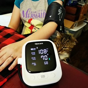 The best blood pressure monitor for home use! The U181 BP monitor is very easy to keep track of readings with memory for 90 readings each for 2 people with date & time stamp and an average of the last 3 readings. That allows you to monitor your health status in general. Get one now for your family! Video by @deedles0709 More info👉:https://en.sinocare.com | Sinocare Global
