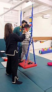 What’s happening in the brain? • The vestibular system (balance system) is activated by the swing’s movement • The visual system learns to track, refocus, and adjust while the body is in motion • The core muscles work constantly to keep the body upright and stable • The brain practices midline crossing, important for reading, writing, and coordination 🌱 Why this matters for daily life: This kind of visual-vestibular integration helps children: ✔️ stay seated and attentive in class ✔️ copy from 