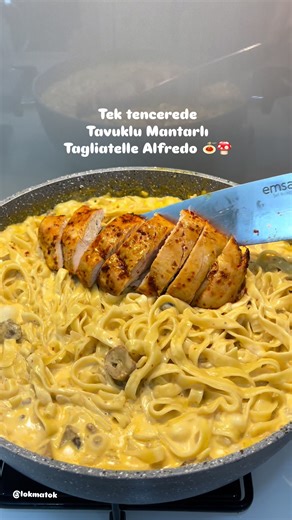 🍝✨ Kremalı Tavuklu Mantarlı Tagliatelle ✨🍝 Daha önce makarna yememişim dedirtecek bu lezzeti kesinlikle denemelisin 🍄🍝⚠️ 🛒 Malzemeler: • Yarım paket tagliatelle makarna • 2-3 adet tavuk göğsü • 300 gr mantar • 2 diş sarımsak • 1 adet soğan • 1 paket krema • 2-3 su bardağı sıcak su • Tuz • Karabiber • Pul biber • Rendelenmiş kaşar peyniri 👩🏻‍🍳 Yapılışı: Tavuk göğüslerini ortadan ikiye kesip tuz, karabiber ve pul biberle baharatlayalım. Yağladığımız tavada arkalı önlü güzelce pişirelim. Pi
