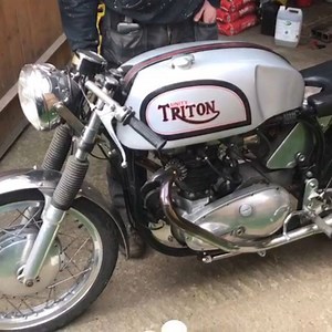 How nice is this!! 👌😍 Our friend Russel's Unity Triton!! 😊👍 Grandads old motorcycle spares shop was called Unity Equipe, and their main line of work was selling parts to build Tritons, using the rights they bought off John Tickle, to make Manx Norton parts.. Russel bought the bike like this, but if the previous owner put the 'Unity Triton' sticker on his tank, he must of also of bought alot of other parts off Grandad. #unityequipe #unitytriton #unitymanx #tritonmotorcycles #triton #manx #caf