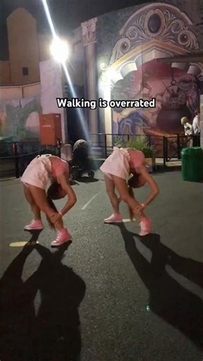 How contortionists walk 😏😏