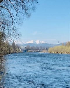 Dzisiaj rano niespodzianie zapukała do mych drzwi Wcześniej niż oczekiwałem przyszły te cieplejsze dni Zdjąłem z niej zmoknięte palto posadziłem vis a vis Zapachniało zajaśniało wiosna ach to ty Wiosna wiosna wiosna ach to ty | Schronisko PTTK Trzy Korony