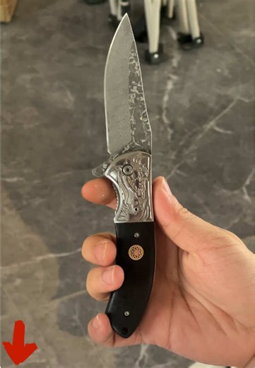 Through repeated folding and forging of different steels, it skillfully balances sharpness and impact resistance. A quality Damascus-patterned knife can easily chop iron wires and split wood without chipping or rolling its edge.#edc #pocketknife #foldingknife #comparison #knives