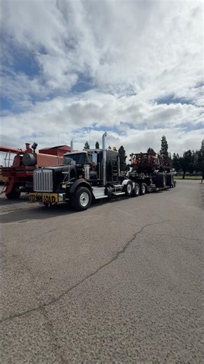 Case sprayer Woodburn to Jefferson #kenworth #lowboy #trucking #trailer #oversizedload