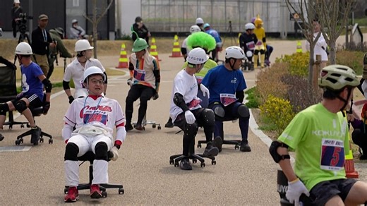 Video. Office chair Grand Prix rolls through Japanese streets