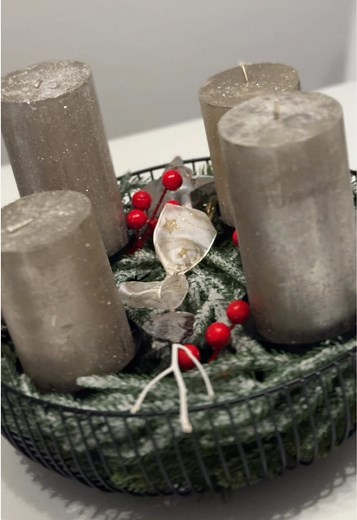 ✨ Verleihe deinem Zuhause echten Weihnachtszauber! ✨ Mit diesen künstlichen Norfolk-Pinienzweigen mit roten Beeren kannst du im Handumdrehen wunderschöne, winterliche Dekorationen zaubern – ganz ohne Mühe und ohne Nadeln auf dem Boden! ❄️🎄 In meinem Video siehst du, wie ich damit meinen eigenen Adventskranz gestaltet habe – natürlich, festlich und super stilvoll. Die Zweige wirken durch den Schnee-Effekt extrem realistisch und bringen sofort Weihnachtsstimmung ins Haus. Perfekt für: ✔ Adventskr