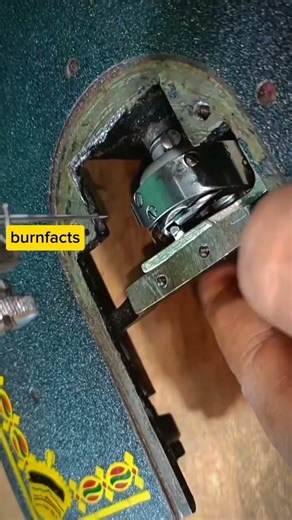 Silai machine Tap krti hai Dagha todti hai