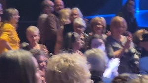 Hier soir au Théâtre du Casino Lac Leamy, c'était la fête ! Comme tous les soirs ! Merci à ce public si chaleureux ! #juliendassincanadiantour #JulienDassin #dassintour2025 #dassintour #JulienDassinlive #joedassinstory #joedassin #fglmusic #fglproductions #canada #gatineau #quebec | Julien Dassin