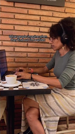 The dream vs the reality of being a writer 🤓 #authorhumor #writersofinstagram #writing