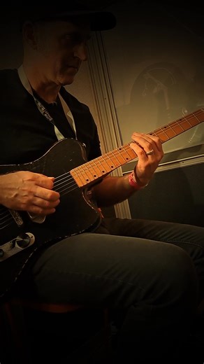 Dweezil Zappa: "What happens when you...?" Fuzz Stacking with the Vuorensaku Star Bender Fuzz Guitar (with built in Tonebender Mk3 style fuzz) into the Greuter Germanium OD (Tonebender Mk2 style fuzz) Thanks Dweezil for visiting us @guitarsummit 2025 With: @vuorensaku_guitars @skippersamps Thanks to: @chris.noack @toneclone @simon_seeleuther @soultool @reh_guitars @soulmanpedalboards @blackholeamp.ch @antonello_guitars @toastercables @dotssounds | Greuter Audio