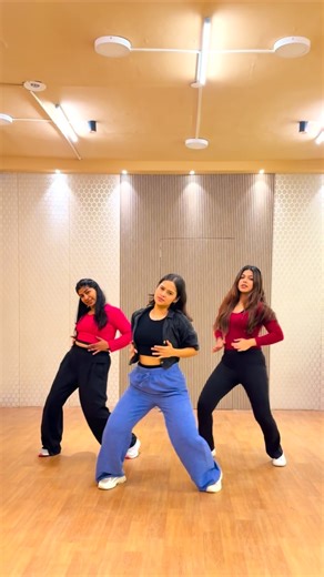 AYUSHI CHAUHAN 🕊️ on Instagram: "Naal nachna🔥 #dance #explore #trendingreels #dhurander"