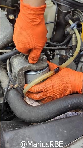Easy maintenance on this old Diesel #mechanic #repair #mercedes #w124 #maintenance #diy #classiccar