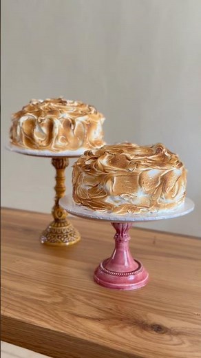 Cakes don’t have to be complicated 💛 Lemon meringue cake up georgiascakes.com ✨